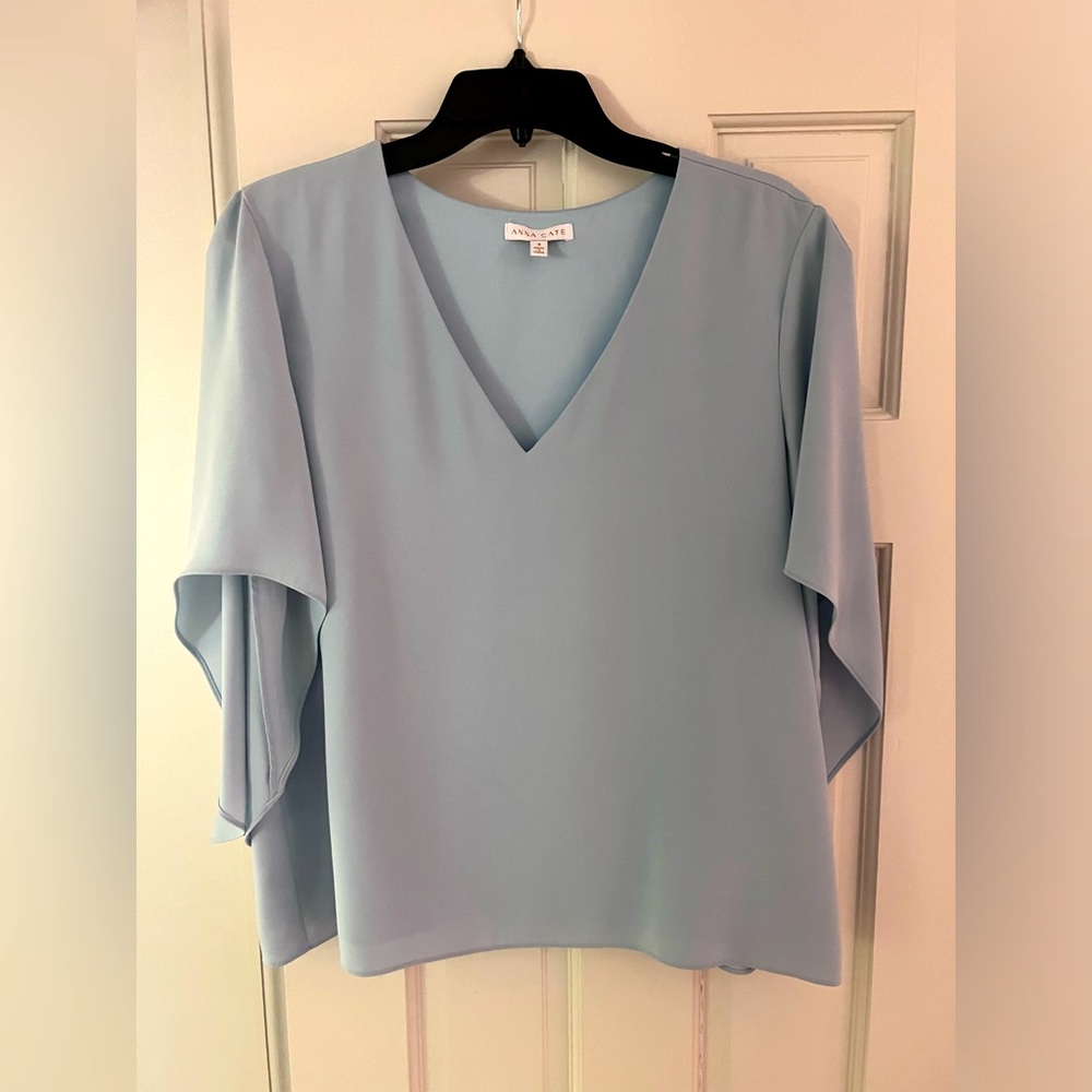 Anna Cate EUC size medium pale blue blouse